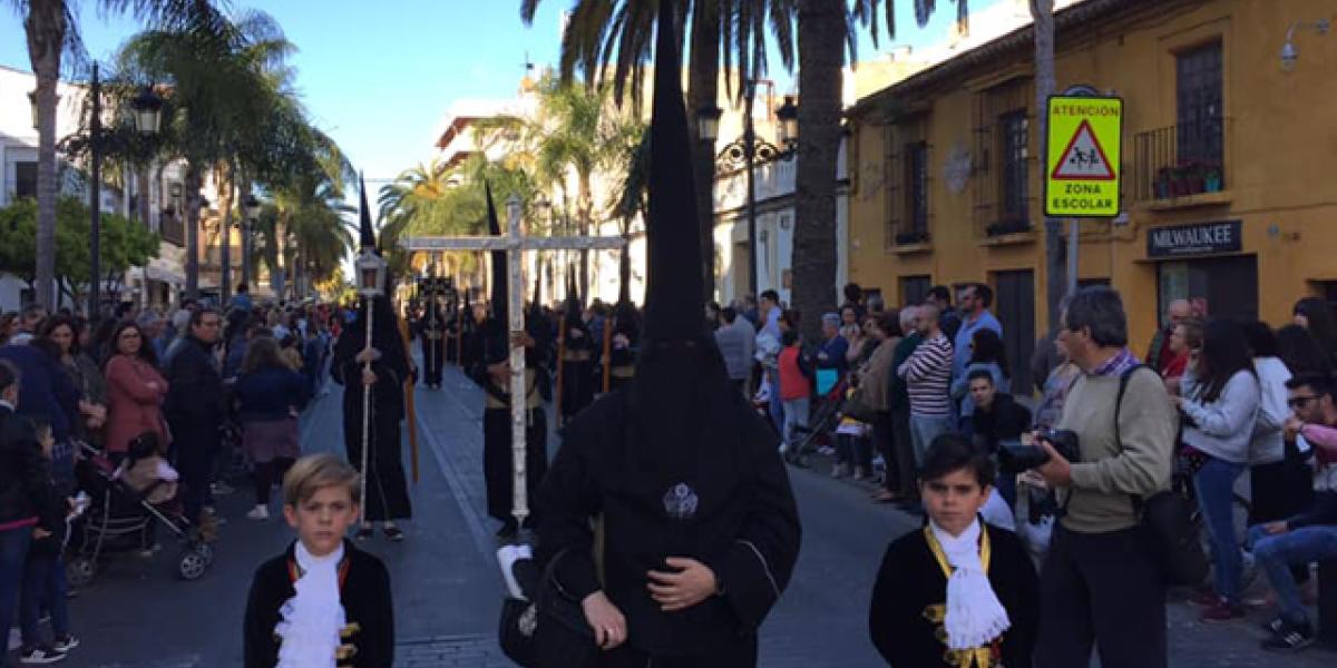 La salida de la Hermandad de los Afligidos desde su Capilla.