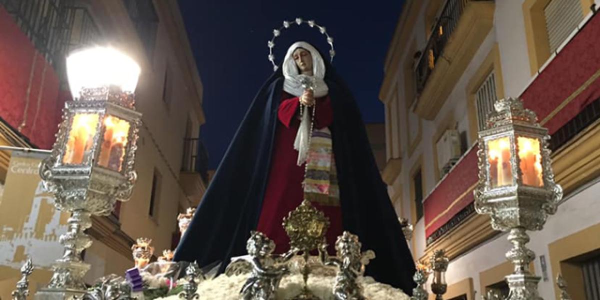 María Santísima del Dolor y Sacrificio en su paso por la Carrera Oficial.