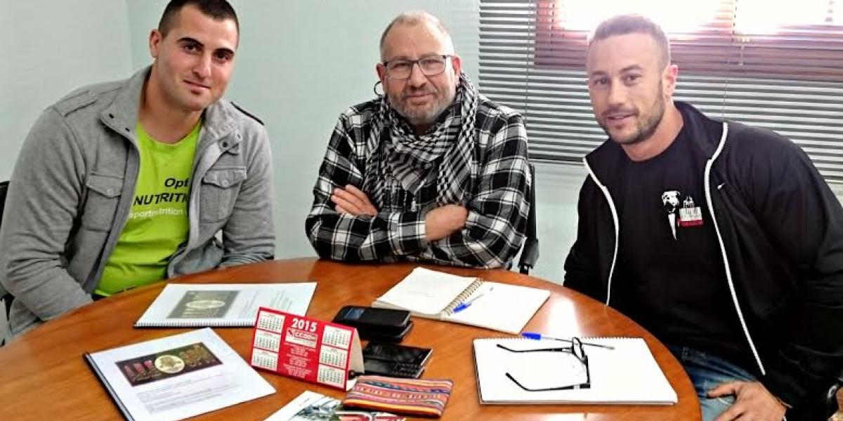 Chacón con los organizadores del encuentro de bulldogs.