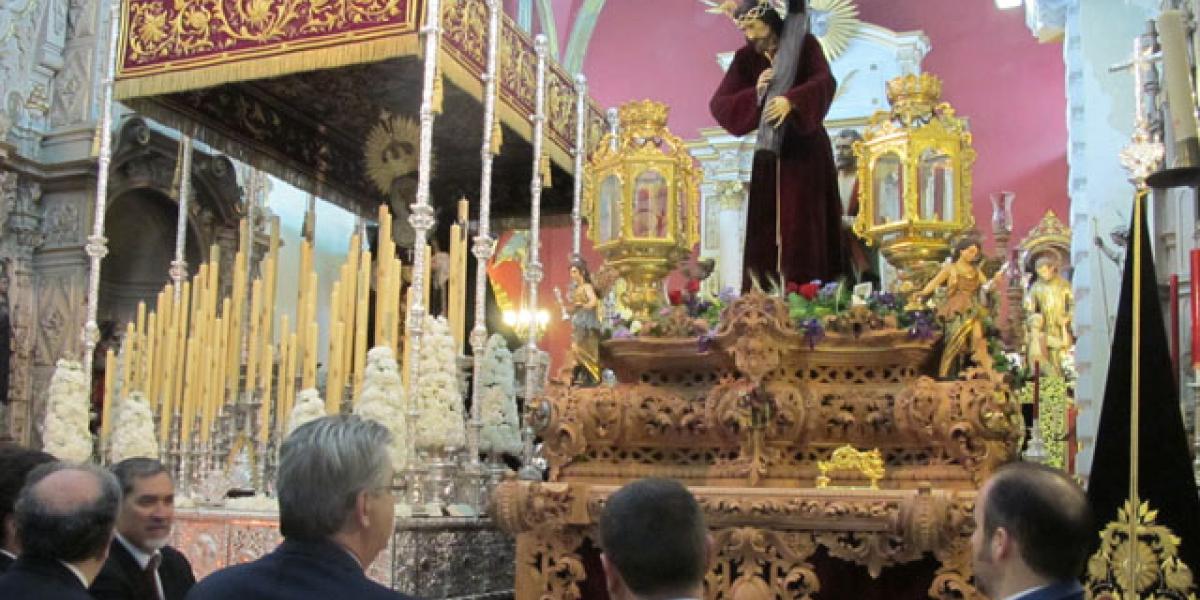 El alcalde visita a la Hermandad de Los Afligidos en su capilla