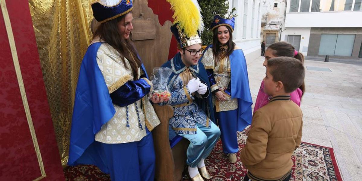 Emisario Real recibiendo las cartas de los niños