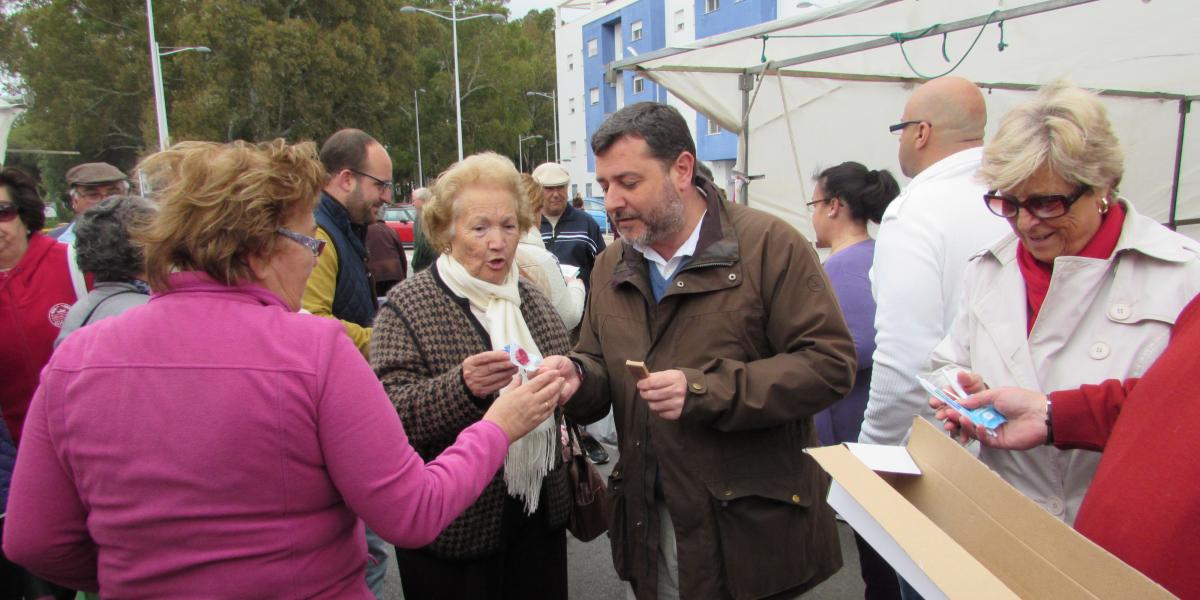 El PP entrega los compromisos de Juan Manuel Moreno en el mercadillo
