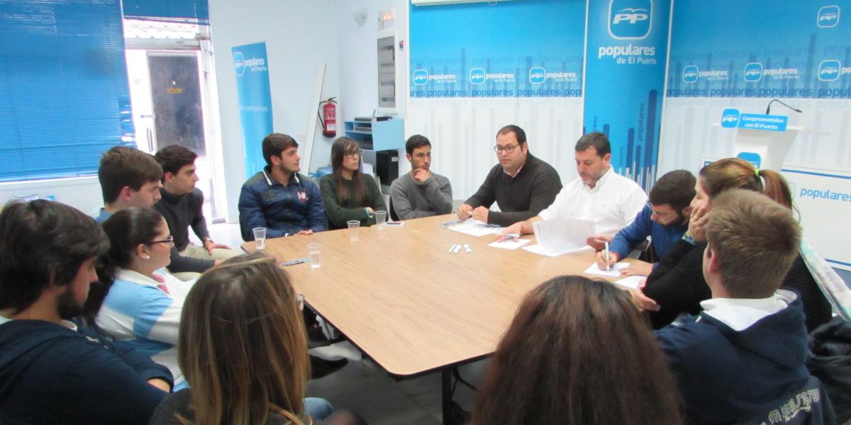 El alcalde se compromete con los jóvenes de El Puerto