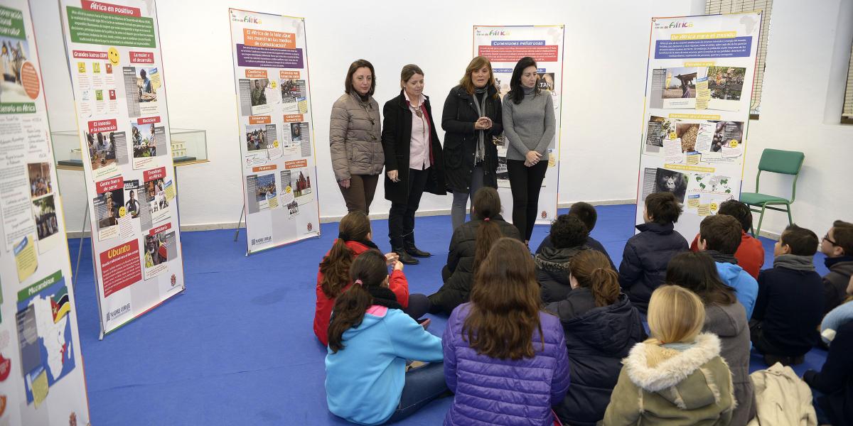 María Antonia Martínez en la exposición de "Las caras de África"