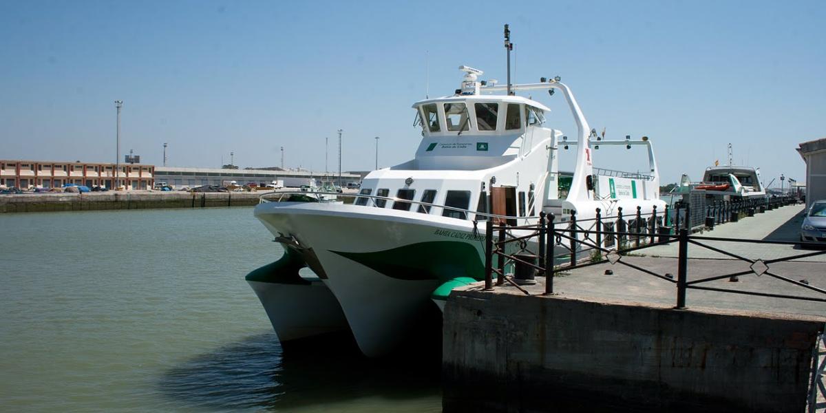 Catamarán que hace el recorrido Cadiz - El Puerto de Santa María
