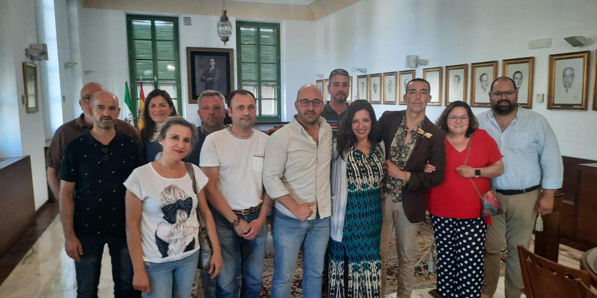 Miembros de ACODEMA con el alcalde y concejales.