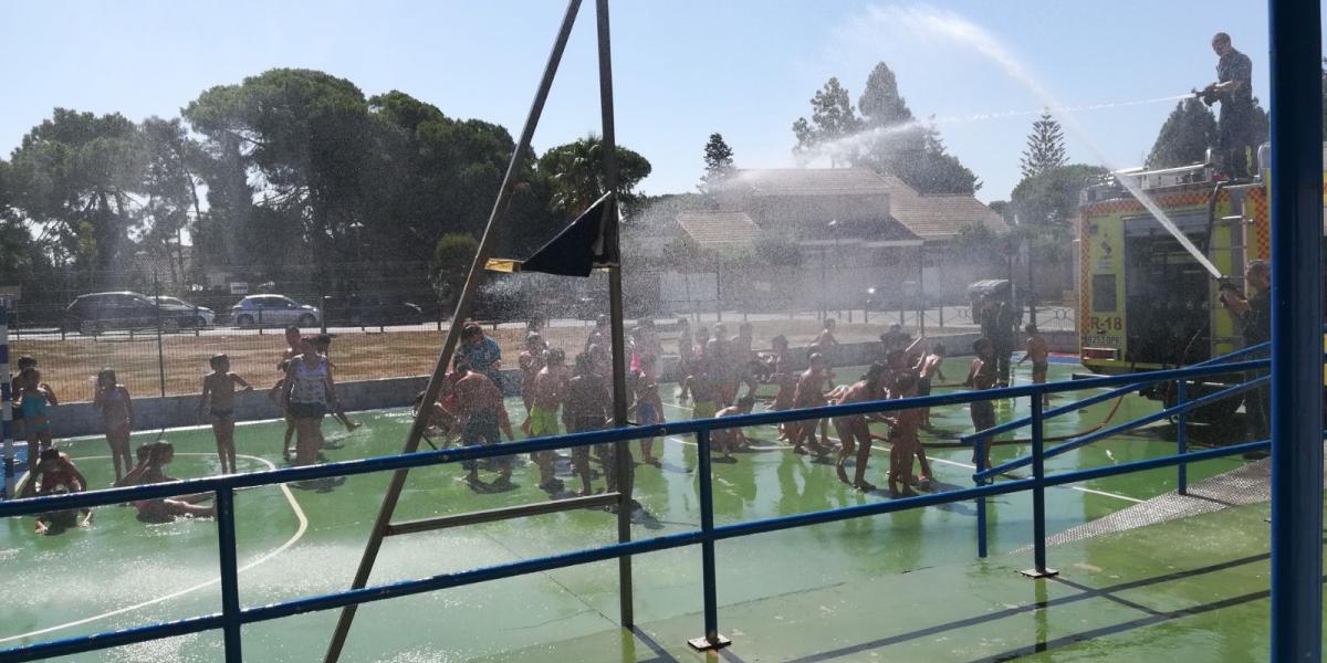Una imagen de la visita de los Bomberos al centro.