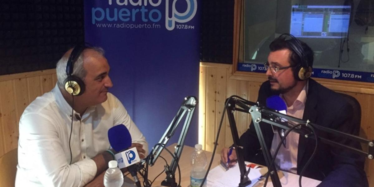 Antonio Jesús Ruiz junto a Julio Otero en los estudios de Radio Puerto.