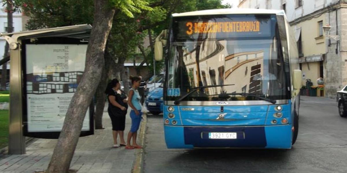 Un autobús urbano en la Plaza del Polvorista.