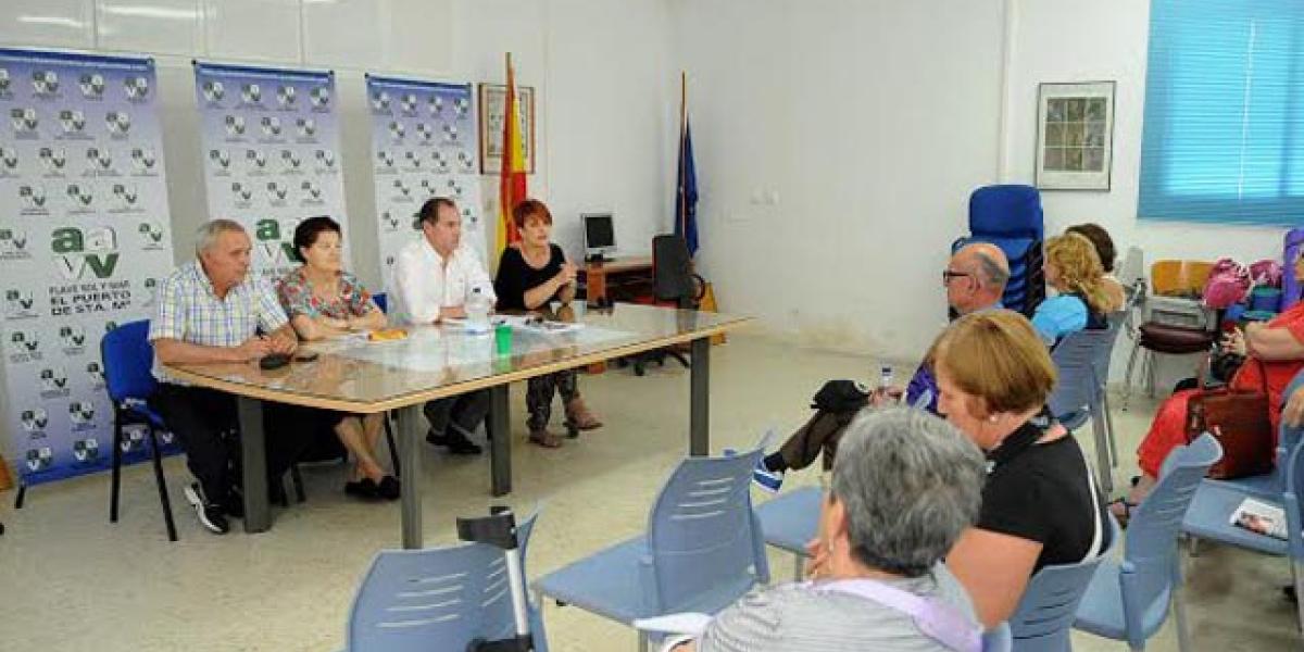 Bienestar Social y las asociaciones de vecinos. en una rueda de prensa sobre los mayores.