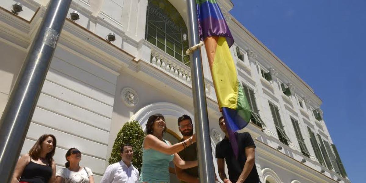 La bandera arcoíris ondea en el Ayuntamiento.