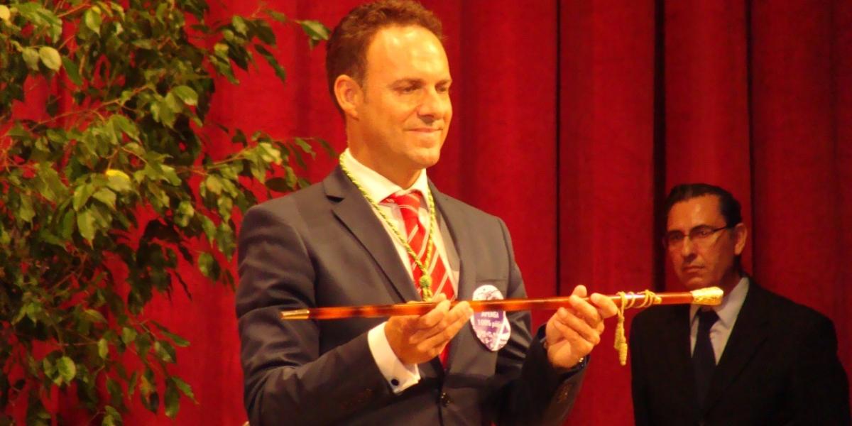 David de la Encina con el bastón de mando en las manos.