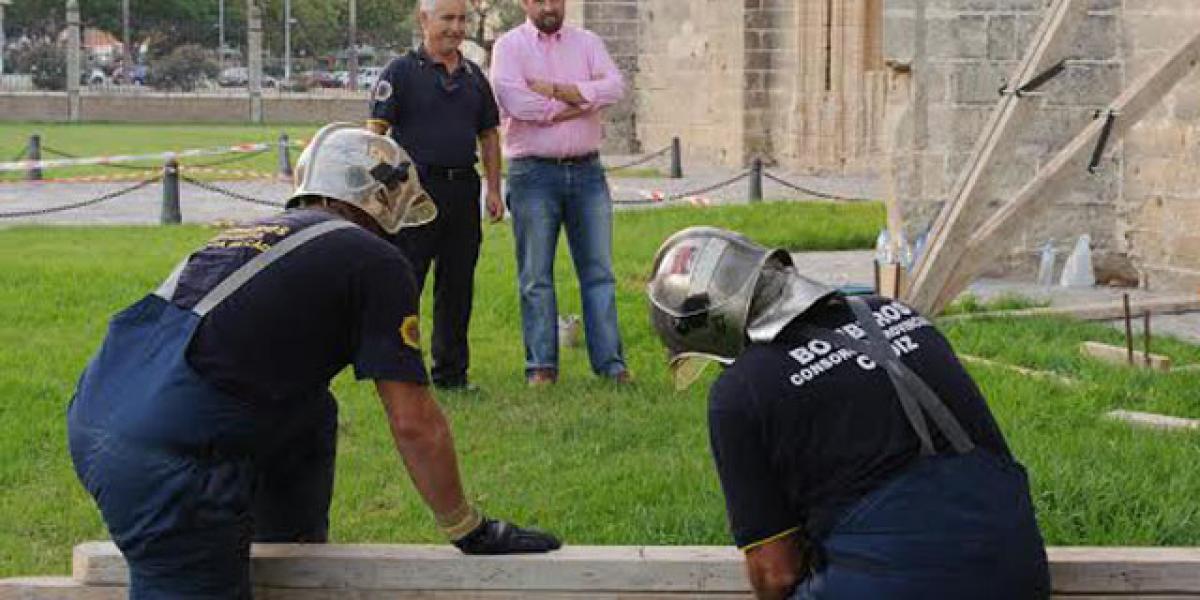 Carlos Coronado junto a bomberos.