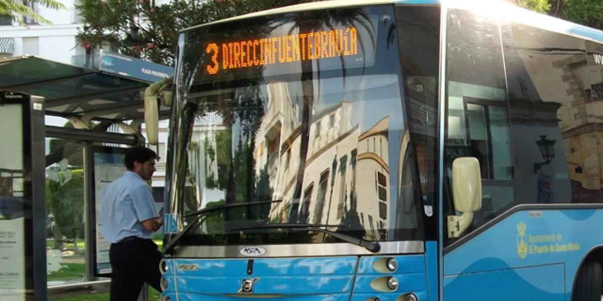 Un autobús en la Plaza del Polvorista.