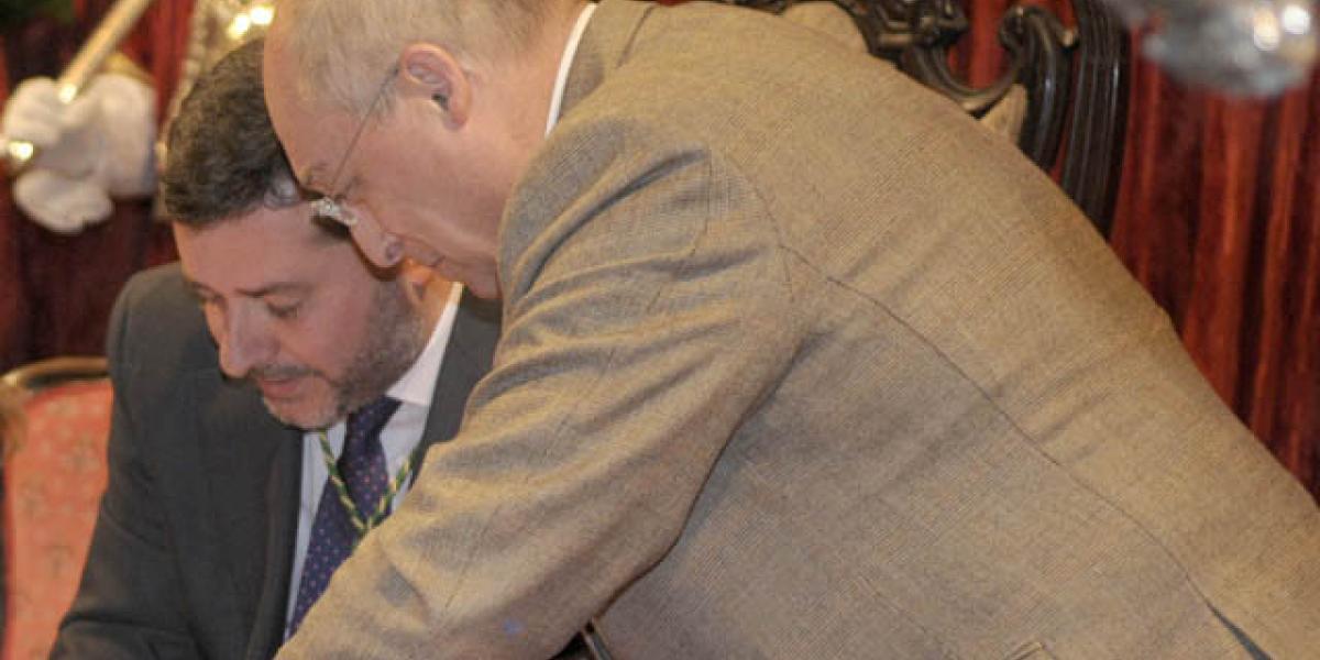 Alfonso Candón firmando un decreto en un Pleno.