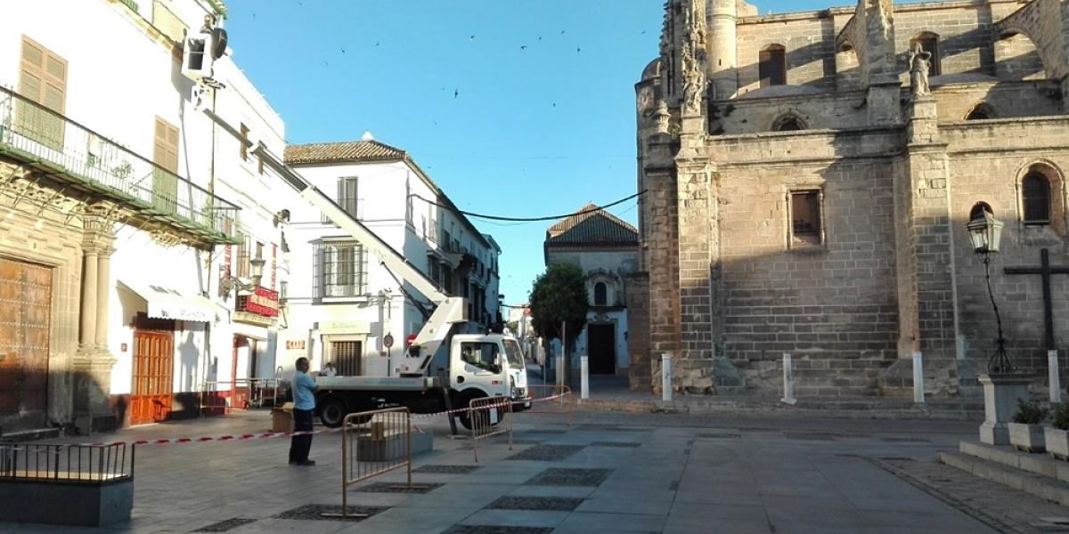 Los trabajos de instalación de los dos altares principales han comenzado hoy.