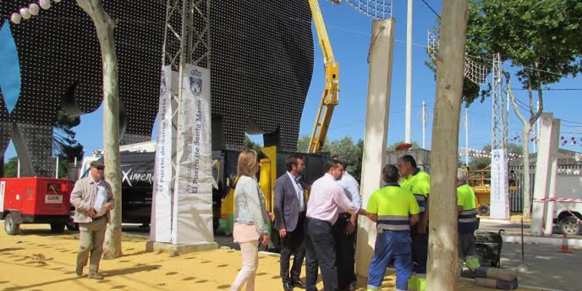 El alcalde y los concejales visitan el recinto ferial para comprobar su estado.