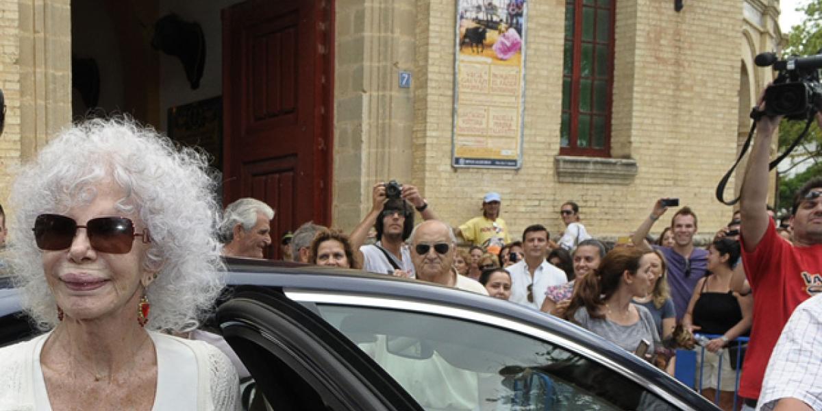 La duquesa de Alba, llegando a la Plaza de Toros de El Puerto.