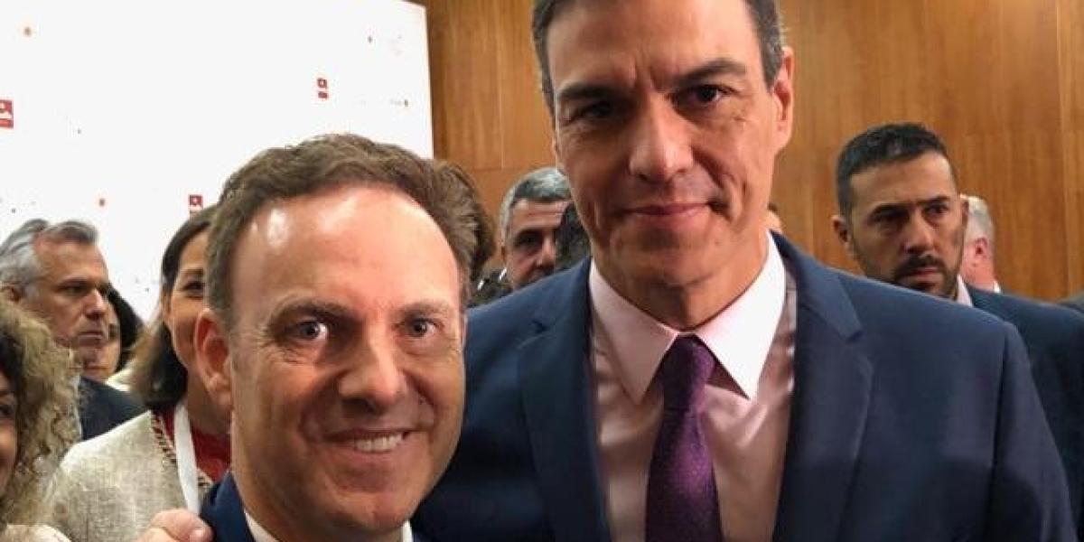 El alcalde de El Puerto junto al presidente del Gobierno, Pedro Sánchez.