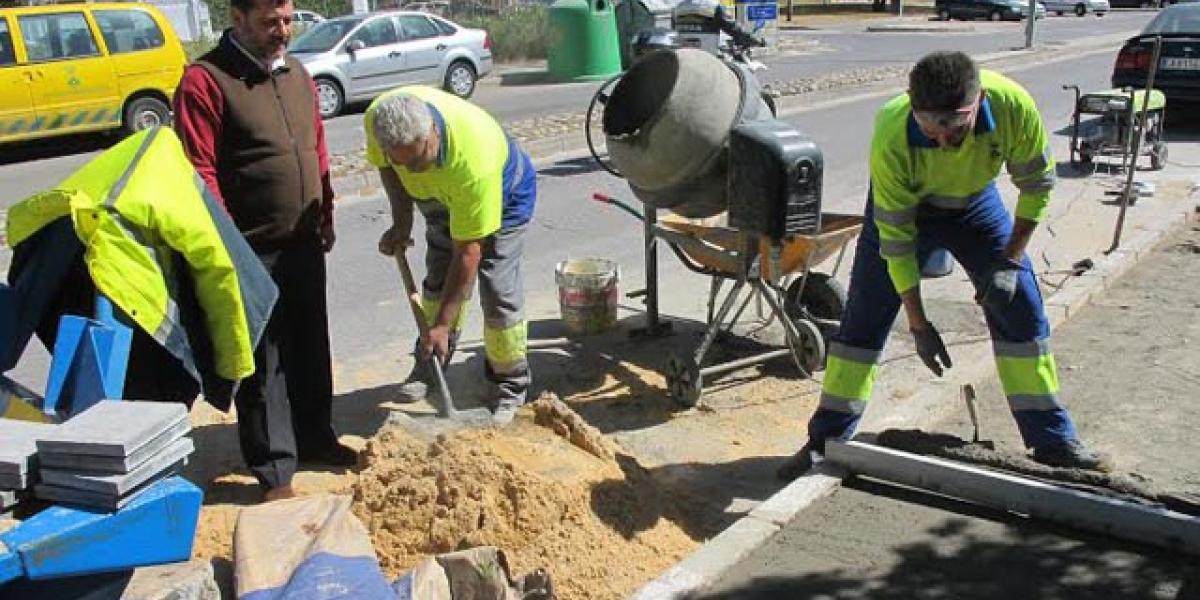 Alfonso Candón visita una obra municipal.