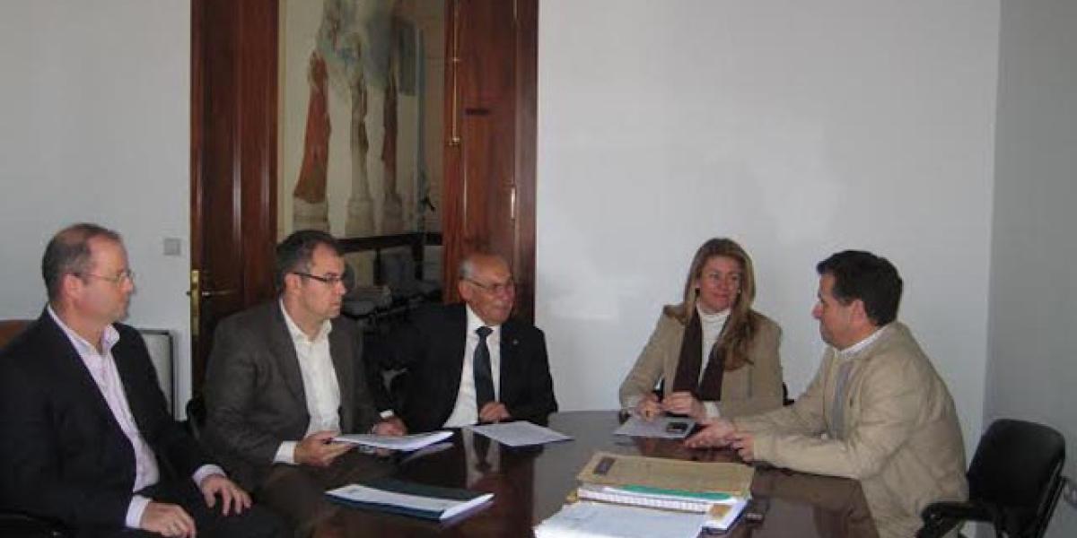 Leocadia Benavente y José Galán en una reunión de Urbanismo.