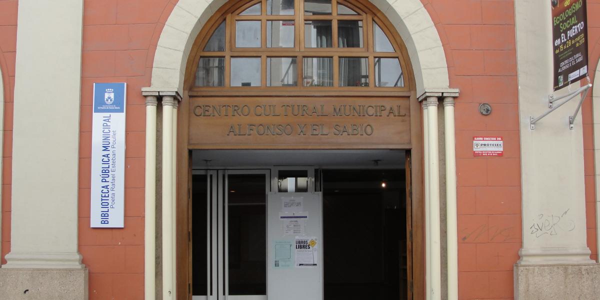 Fachada del Centro Alfonso X El Sabio, en la calle Larga.