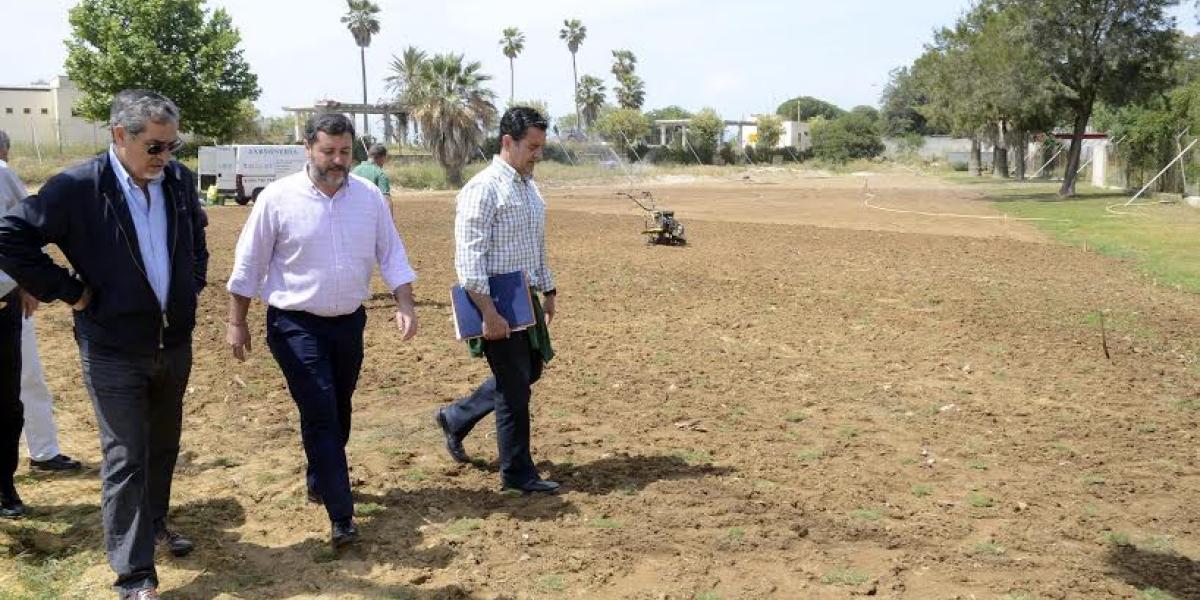 Aguilar y Candón visitan instalaciones deportivas.