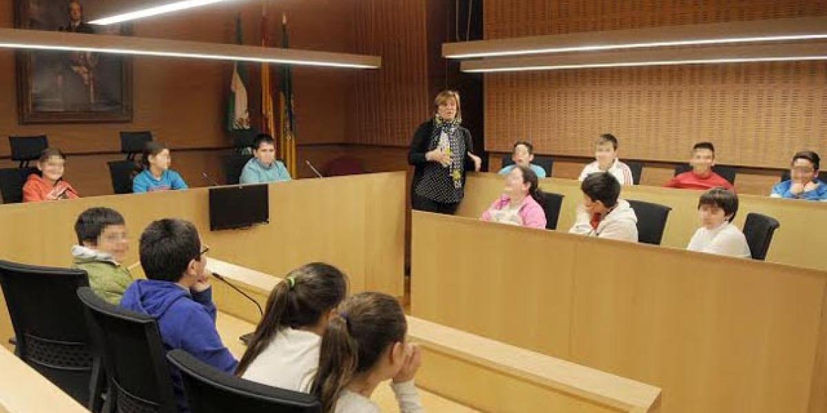 Niños en el Salón de Plenos del Ayuntamiento.