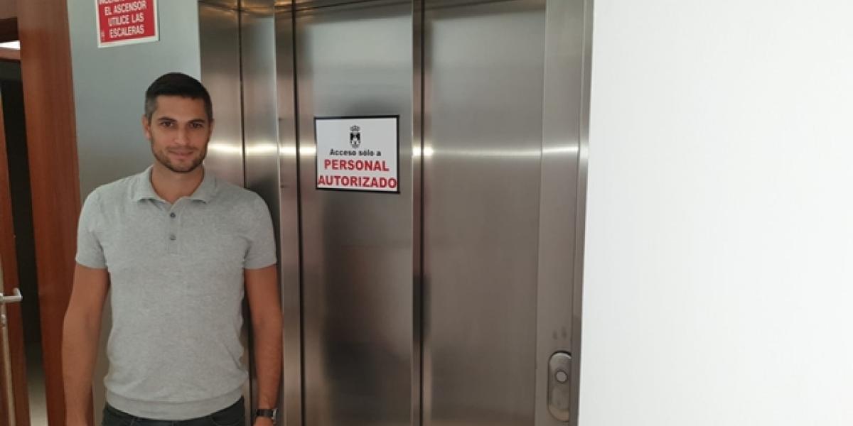 Ángel María González junto al ascensor.