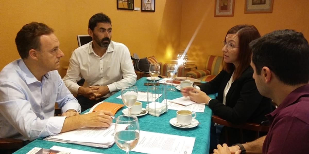 Una imagen del encuentro mantenido en el Hotel Los Cántaros.