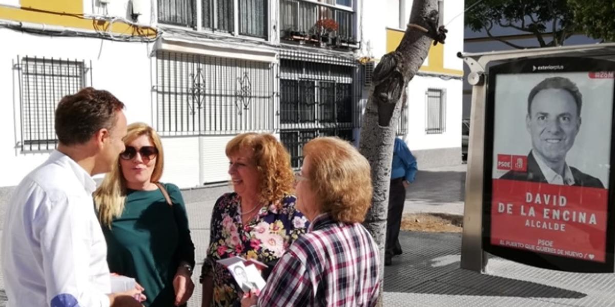 David de la Encina y Carmen Ojeda junto a algunos vecinos.