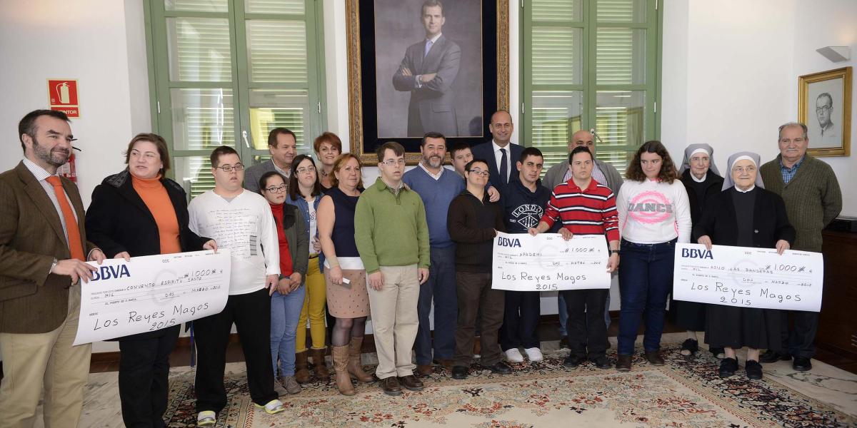 Los Reyes Magos entregan un cheque benéfico a tres colectivos
