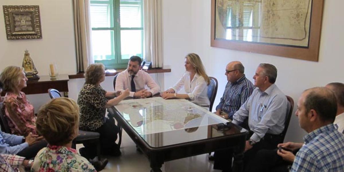Alfonso Candón y Leocadia Benavente en una reunión con Afanas.