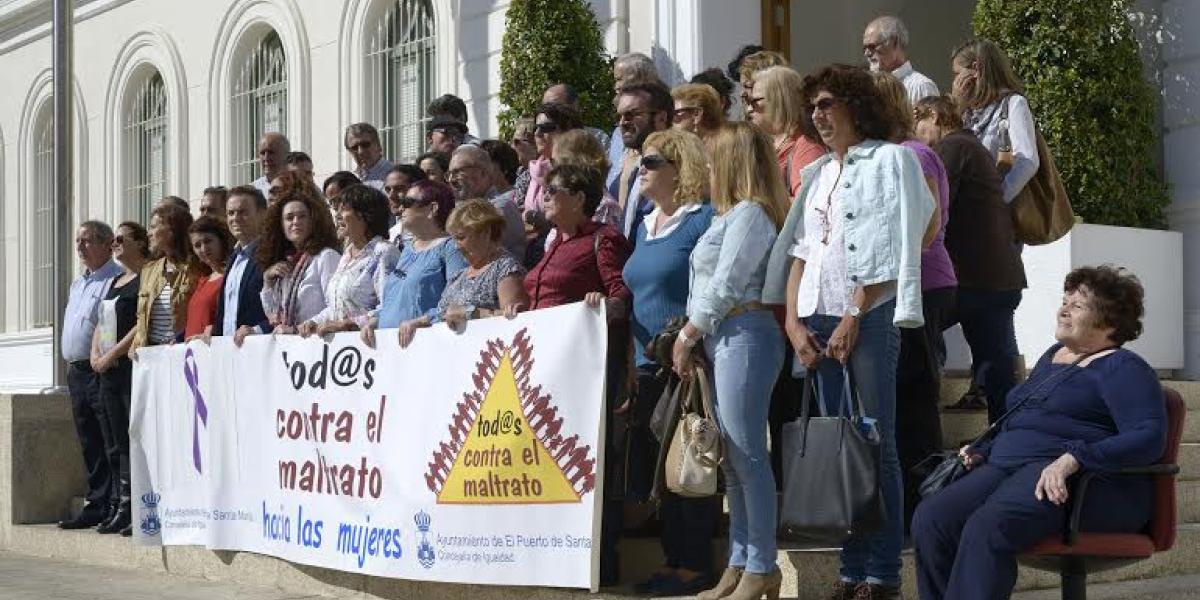 Concentración contra la violencia de género a las puertas del Ayuntamiento.