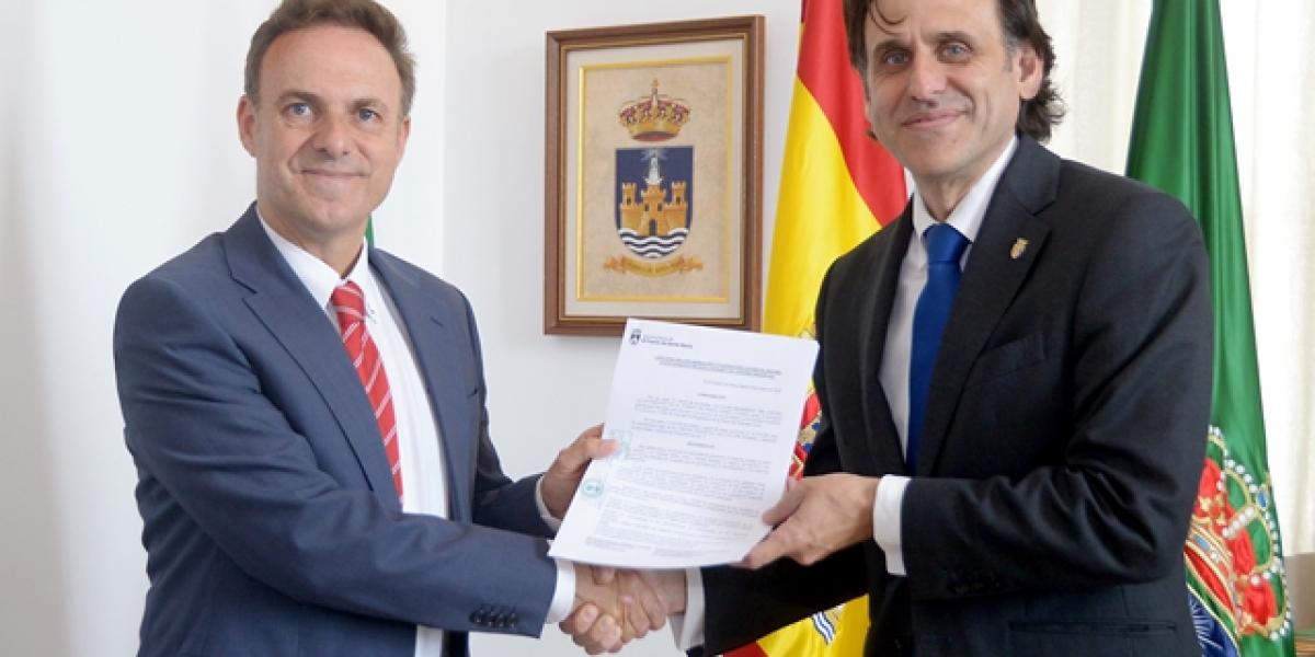 Un momento de la firma.