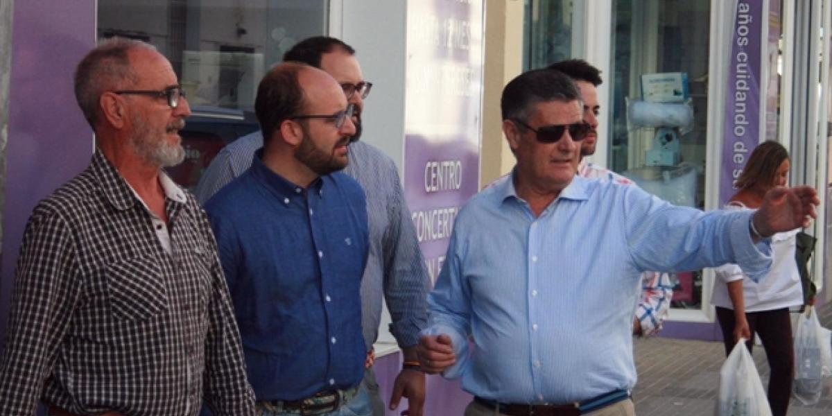 Germán Beardo junto a varios vecinos de la zona de Crevillet.