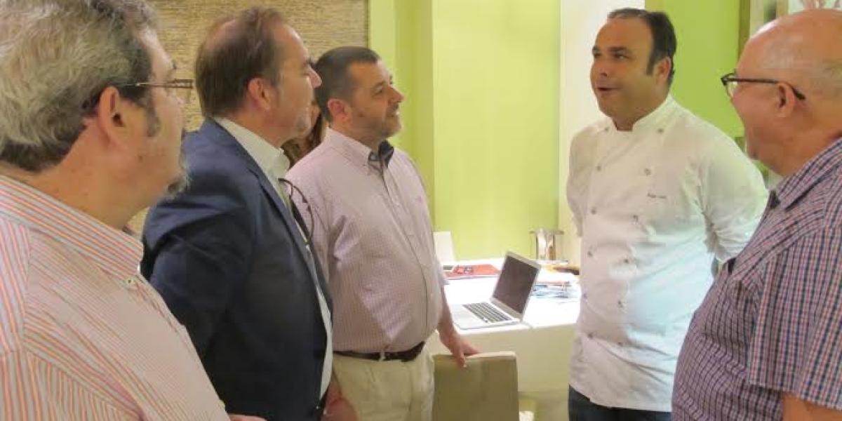 El alcalde y el edil de Turismo felicitan a Ángel Léon.