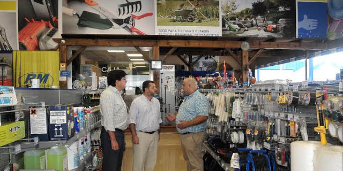Gonzalo Ganaza y Alfonso Candón visitan un nuevo comercio portuense.