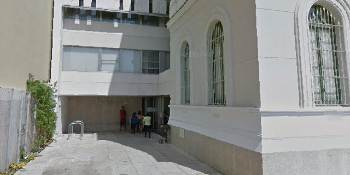 Puerta de acceso a la OAC del Ayuntamiento.