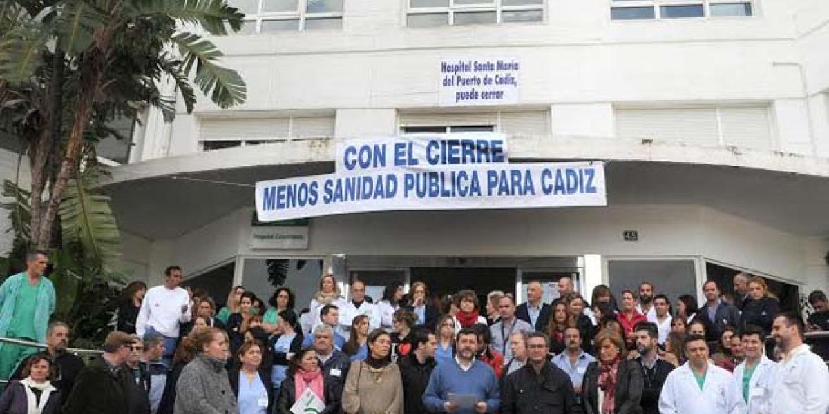 Grupos municipales y representantes de la plantilla de Pascual a las puertas del Hospital Santa María del Puerto.