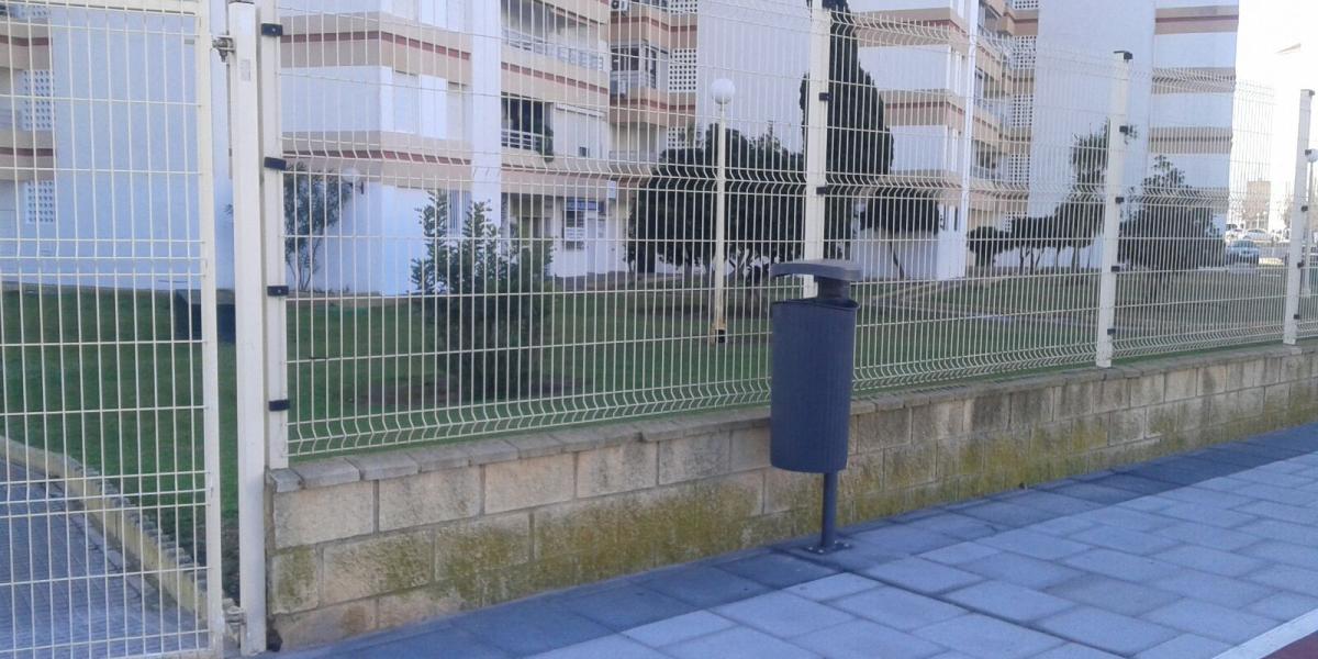 Papelera avenida de la Paz.
