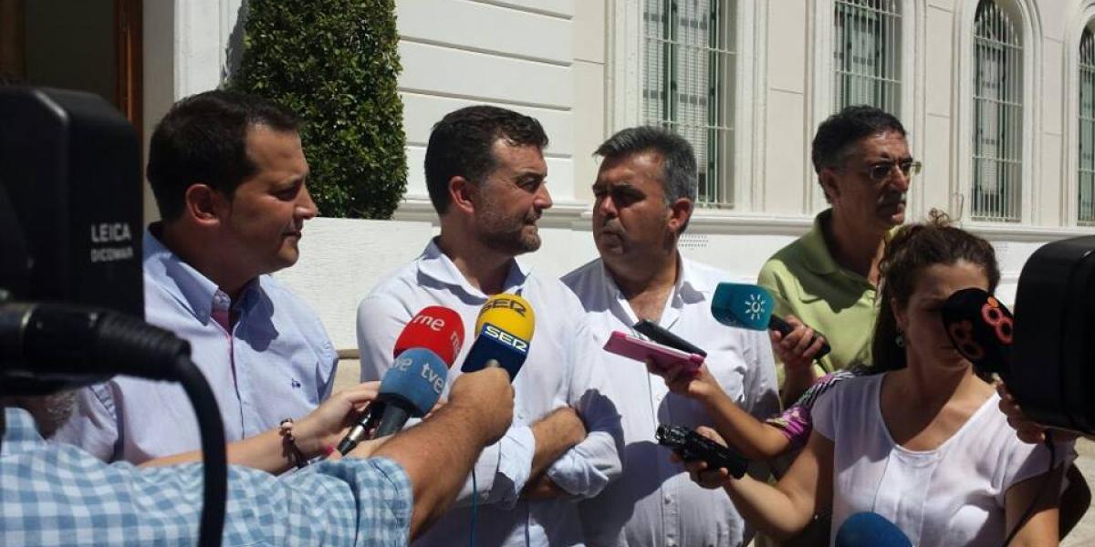 Antonio Maíllo realiza declaraciones ante los medios de comunicación.