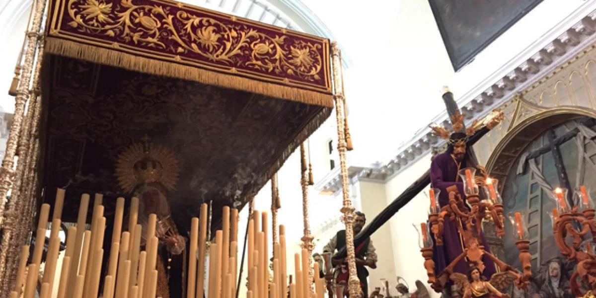 Los Afligidos esperan paciente en la Capilla de Nuestro Padre Jesús de los Afligidos.