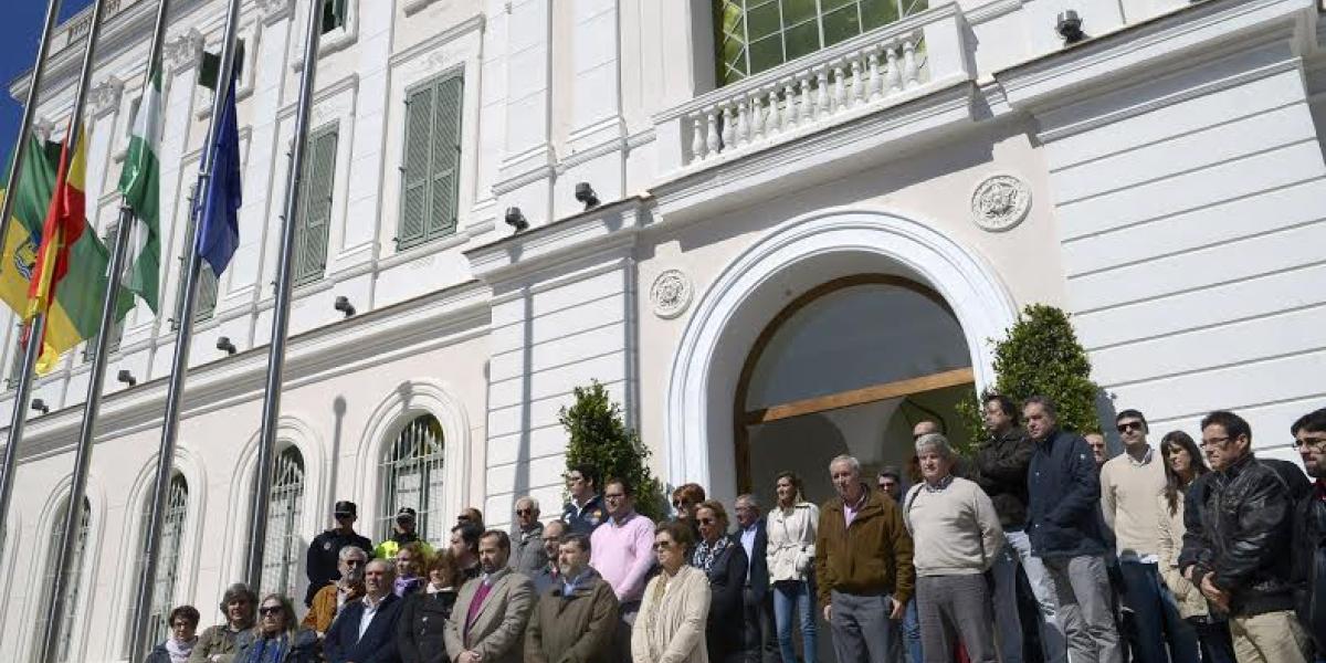Concentración en señal de luto a las puertas del Ayuntamiento.