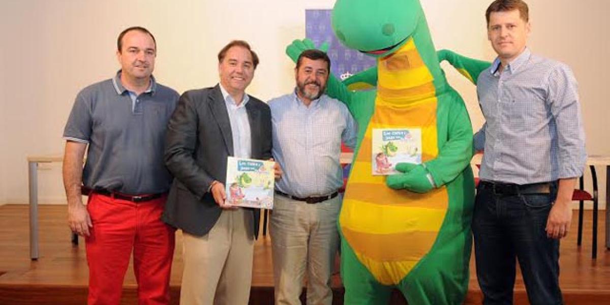 El alcalde, a la izquierda del dragón Mon.