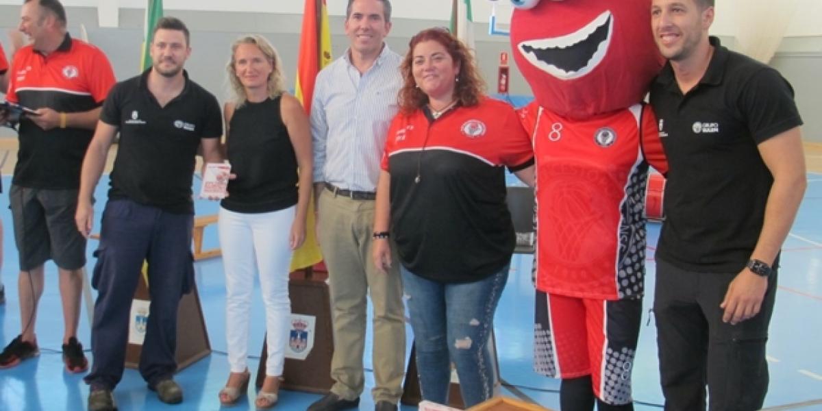 Lola Campos junto a algunos de los responsables del XXIV Torneo.