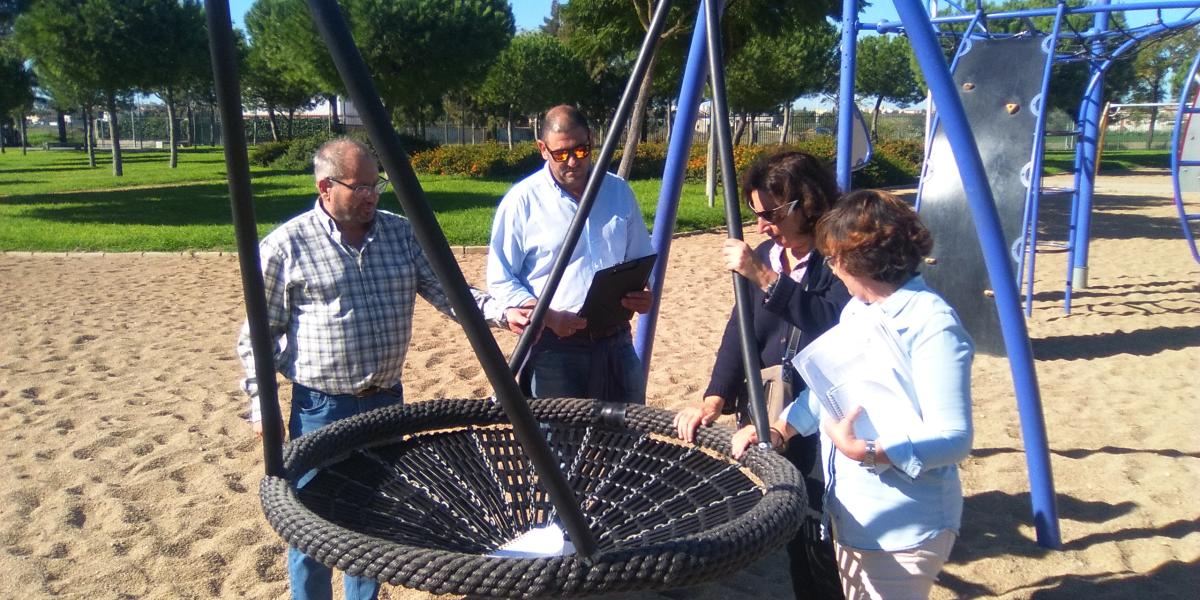 Antonio Chacón en un parque infatil.