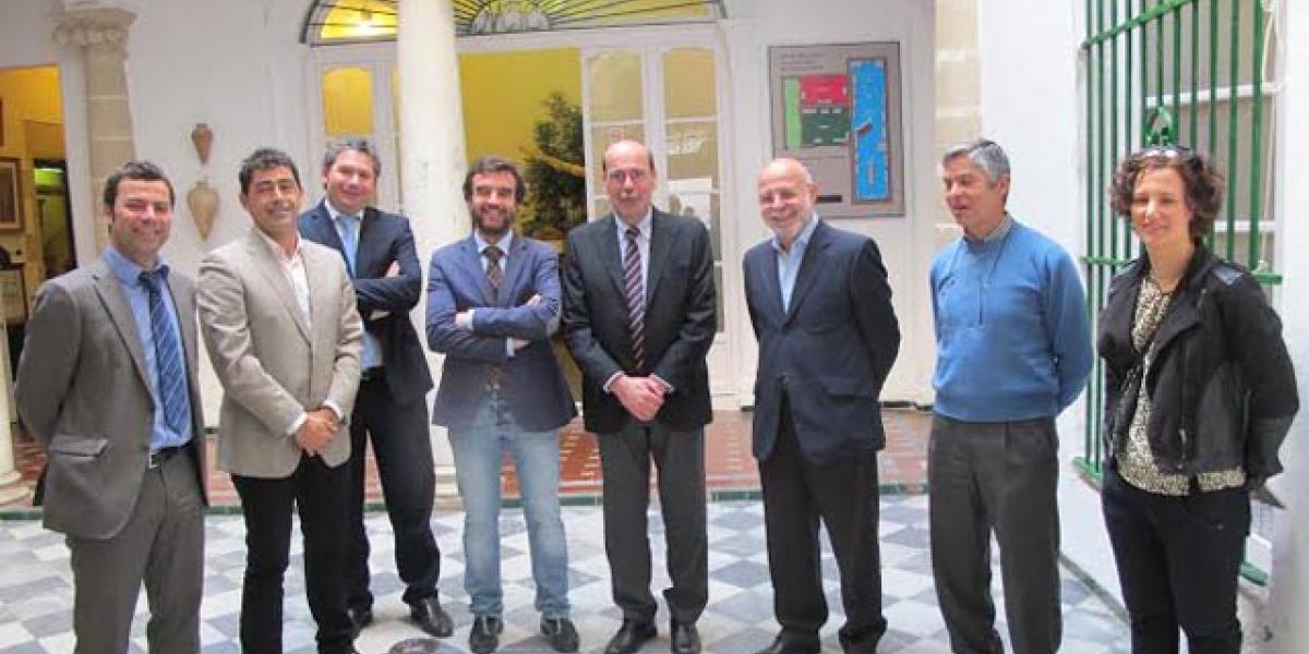 Millán Alegre, junto a directores de hoteles.