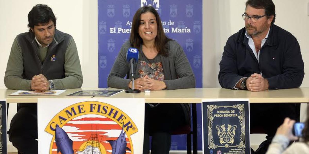 Rocío Luque entre los directivos del Club náutico.