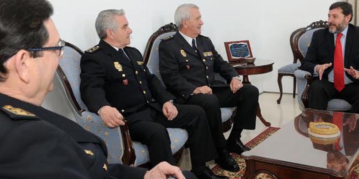 Alfonso Candón junto a la Policía Nacional.